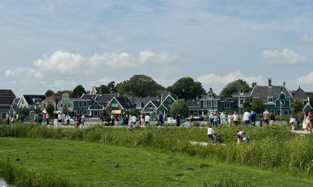 Op Zaanse Schans toerist onder toeristen