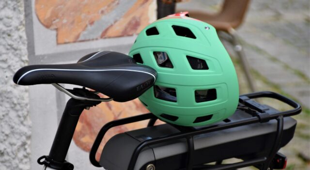 Fietshelm op als e-bike tevoorschijn wordt gehaald