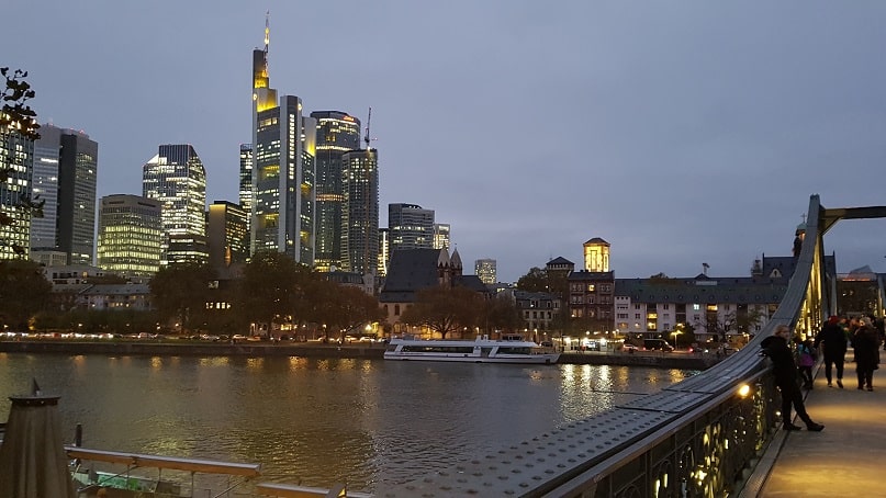 Frankfurt: wolkenkrabbers, woonwijken en vakwerkhuizen