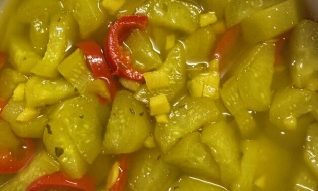 Snackkomkommer als zoetzuur bij nasi goreng