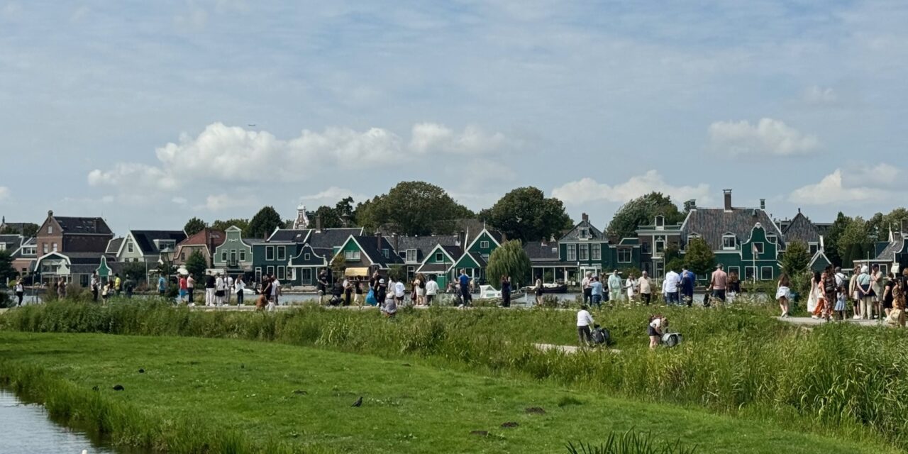 Op Zaanse Schans toerist onder toeristen