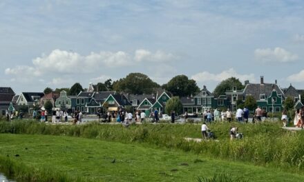 Op Zaanse Schans toerist onder toeristen