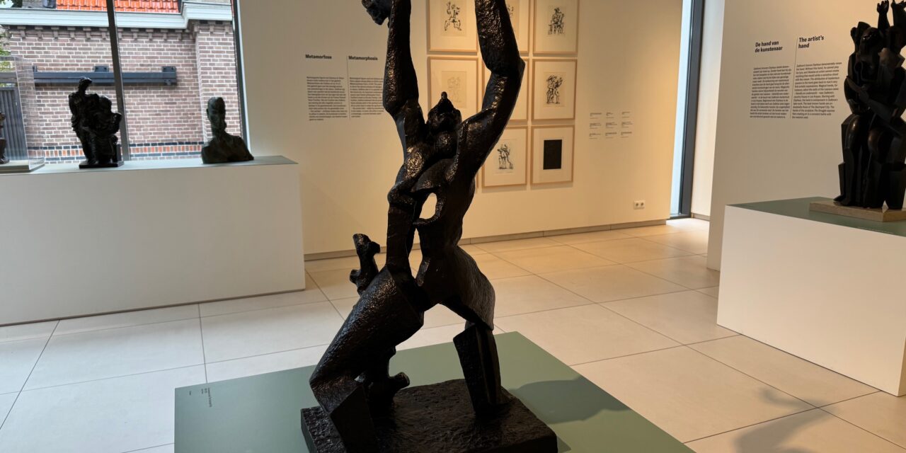 Ossip Zadkine in sieraad van een museum