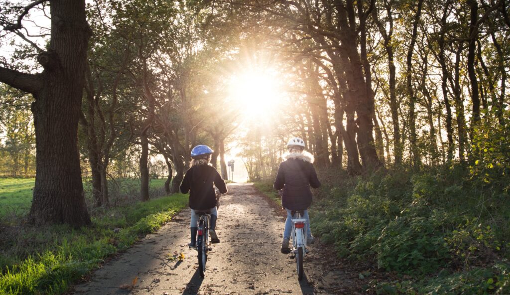 kinderen op fiets met helm