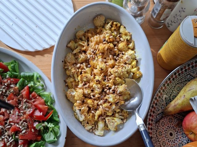 Sjiek kliekje: gegrilde bloemkool, salade en friet