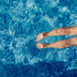 Als vis in het openlucht zwembad