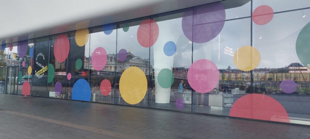 Foto impressie buitenzijde Stedelijk Museum Amsterdam met de gekleurde stippen van Kusama.