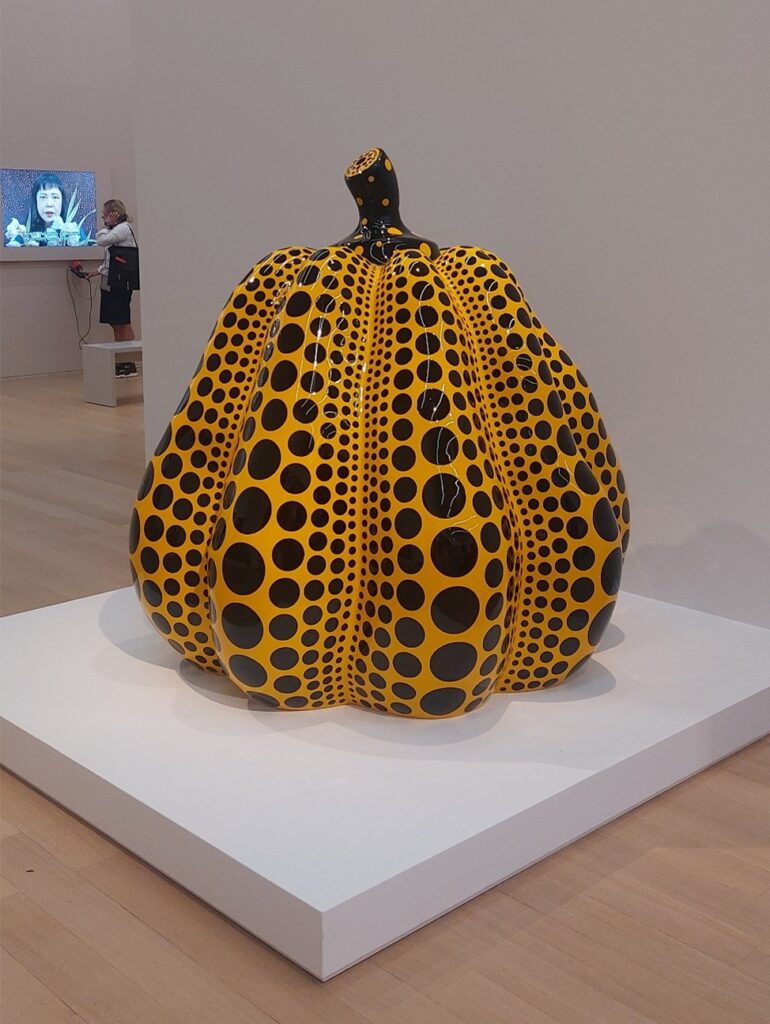 Foto: Yayoi Kusama, Pumpkin, 2009, vezelverstrekt plastic en polyurethaanverf, 220 x 260 x 260 cm.